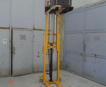 Speciální manipulační vysokozdvih o nosnosti 1000kg a dosahu 200cm