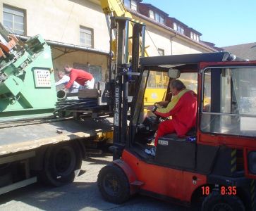 Nakládka strojů s VZV